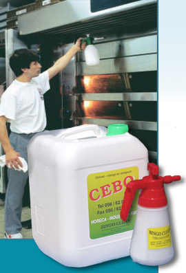 Eigen productfoto van Cebo-Clean met reiniging in een professionele keuken